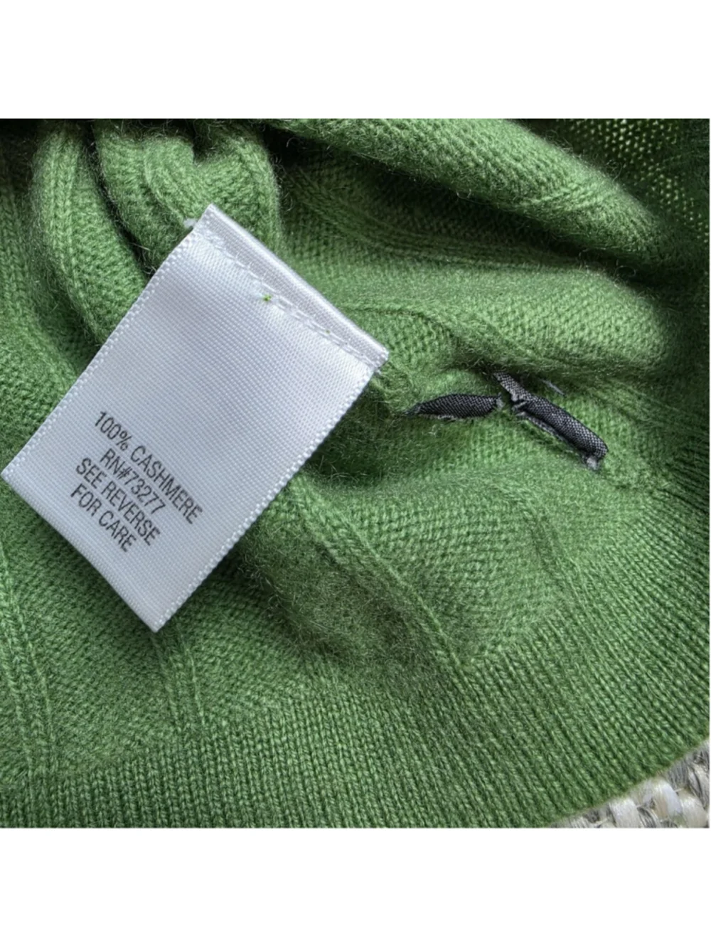 100% Cashmere Sweater Men’s Medium Green Ribbed V Neck Pullover Apt. 9